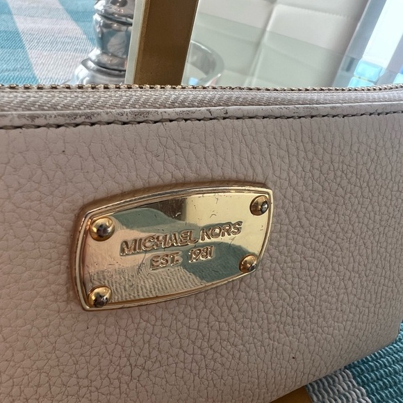 Michael Kors White Jetset Wallet/Wristlet - Picture 2 of 6